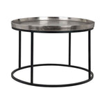 Moderne zilveren salontafel met zwart metalen frame.