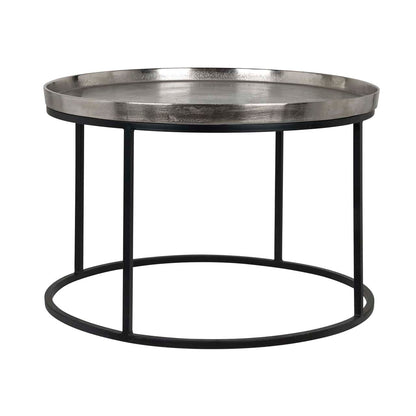 Moderne zilveren salontafel met zwart metalen frame.