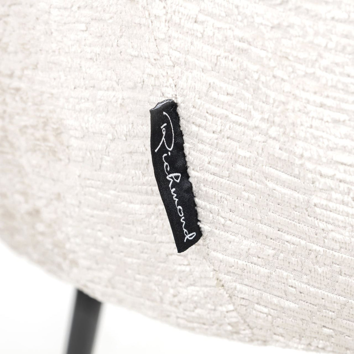 Close-up van de Ruby cream fusion eetkamerstoel met textuurrijke bekleding.