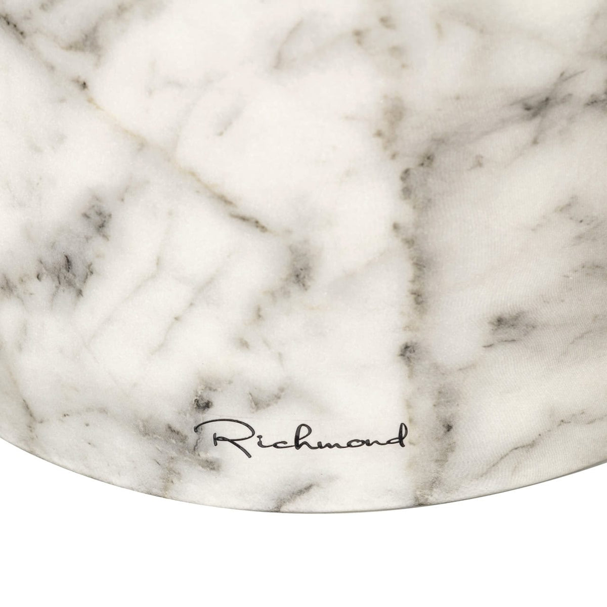 Marmeren bijzettafel met Richmond logo voor elegant interieur.