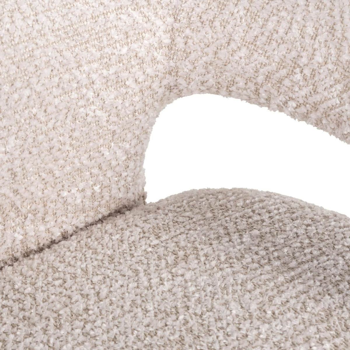 Close-up van de zachte, beige bekleding van de Eetkamerstoel Belle.