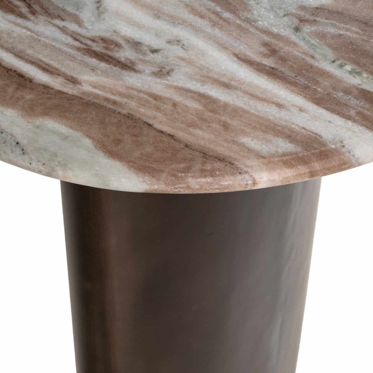 Moderne tafel met blush beige marmeren blad en zwarte onderstel.