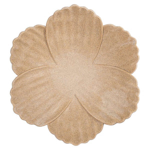 Beige petalvormige schaal van keramiek voor decoratie.