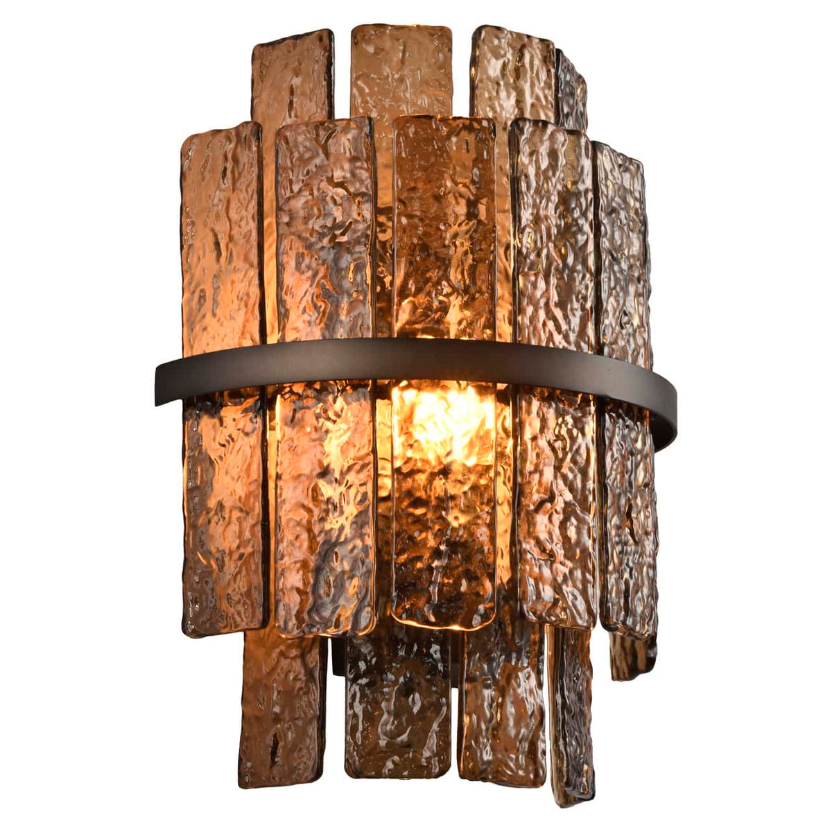 Bruine wandlamp met rustieke houten elementen en warm licht.