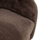 Close-up van de zachte, chocoladebruine fluwelen bekleding van de lounge stoel.