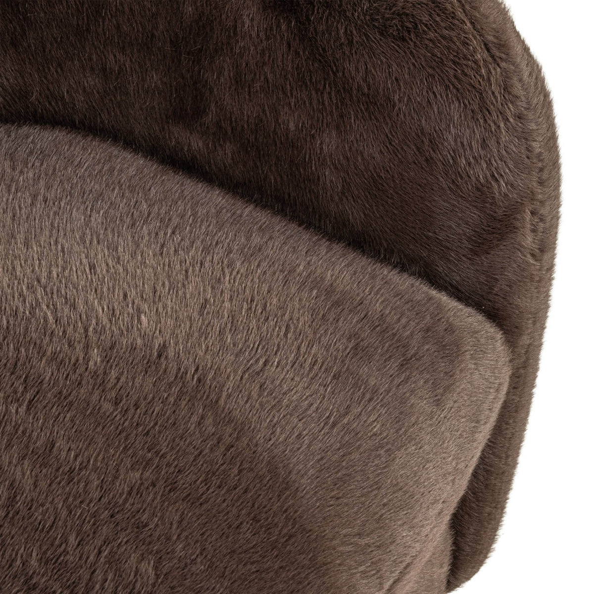 Close-up van de zachte, chocoladebruine fluwelen bekleding van de lounge stoel.