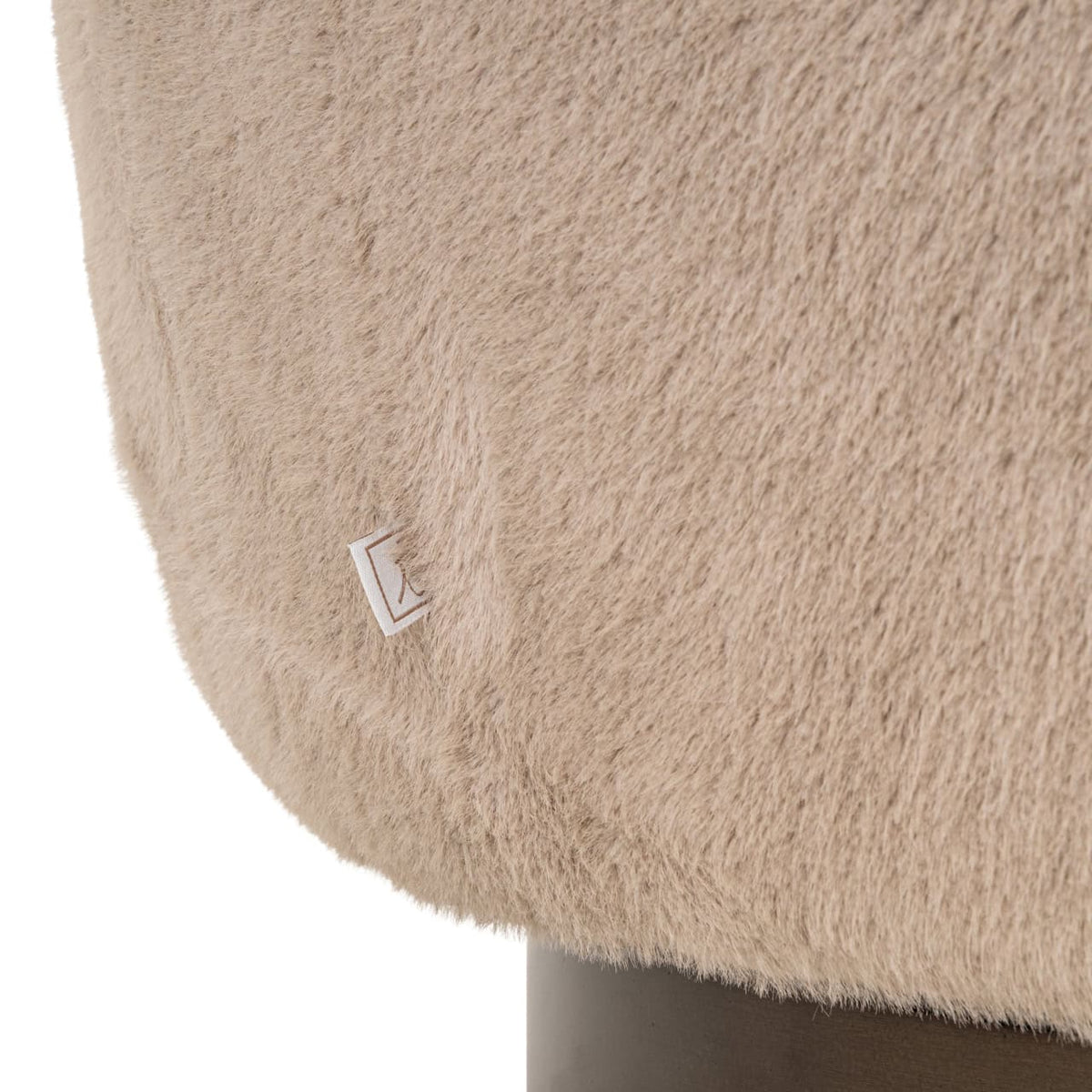 Knuffelige lounge stoel in beige met zachte stof en draaibare basis.