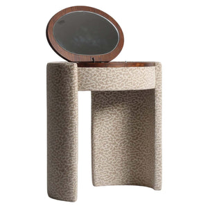 Kaptafel met ronde spiegel en beige bekleding, elegant en functioneel.