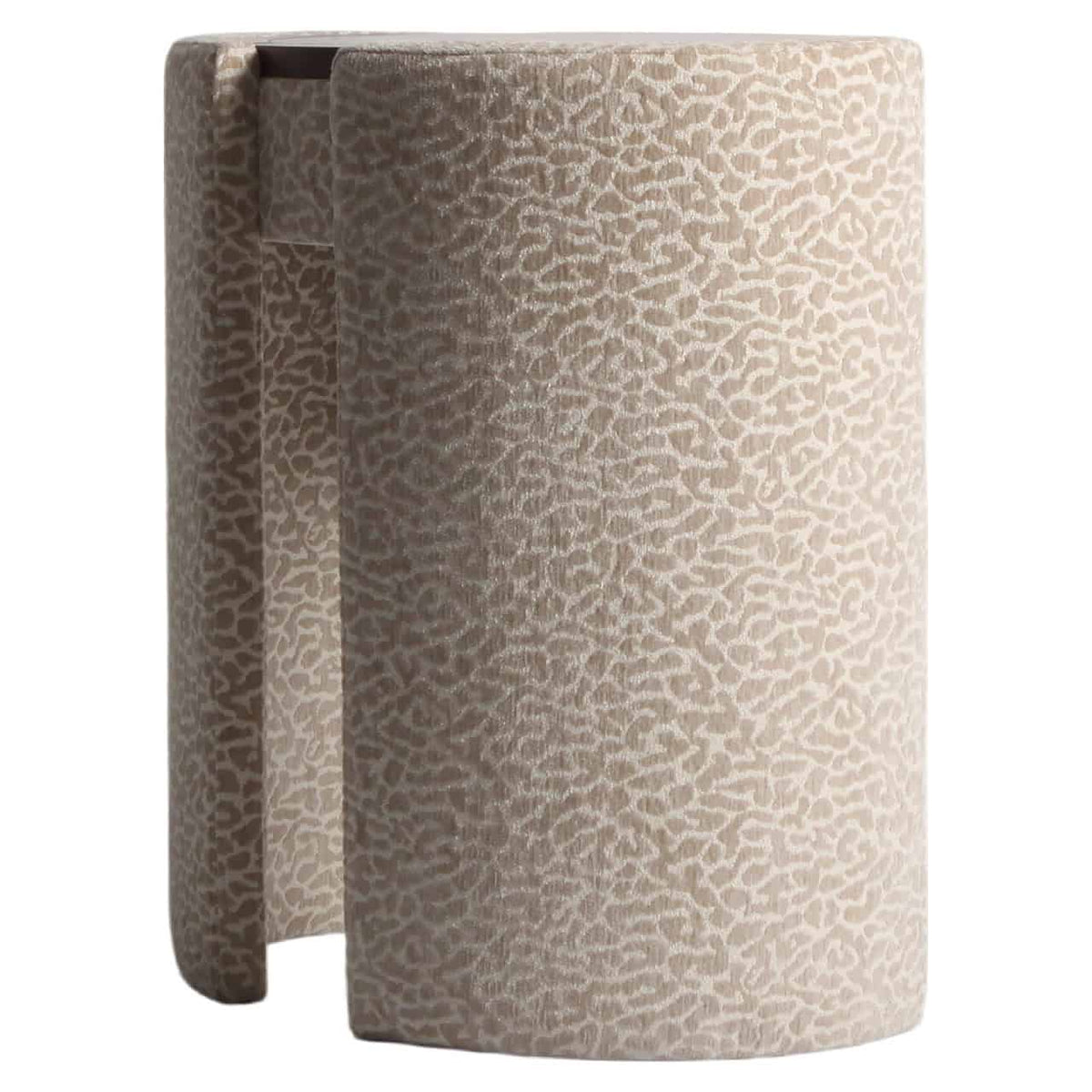 Bijzettafel met beige leopard patroon voor elegante interieurdecoratie.
