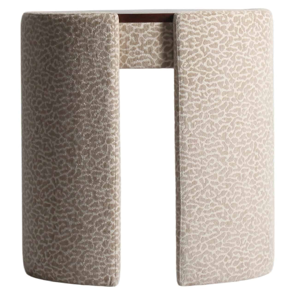 Beige leopard patroon dressing tafel met houten frame.