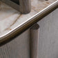 Detail van de Langford wandkast in bruin hout met marmeren blad.