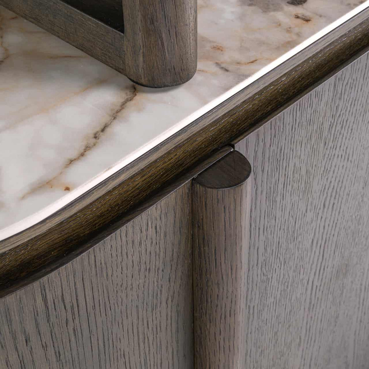Detail van de Langford wandkast in bruin hout met marmeren blad.