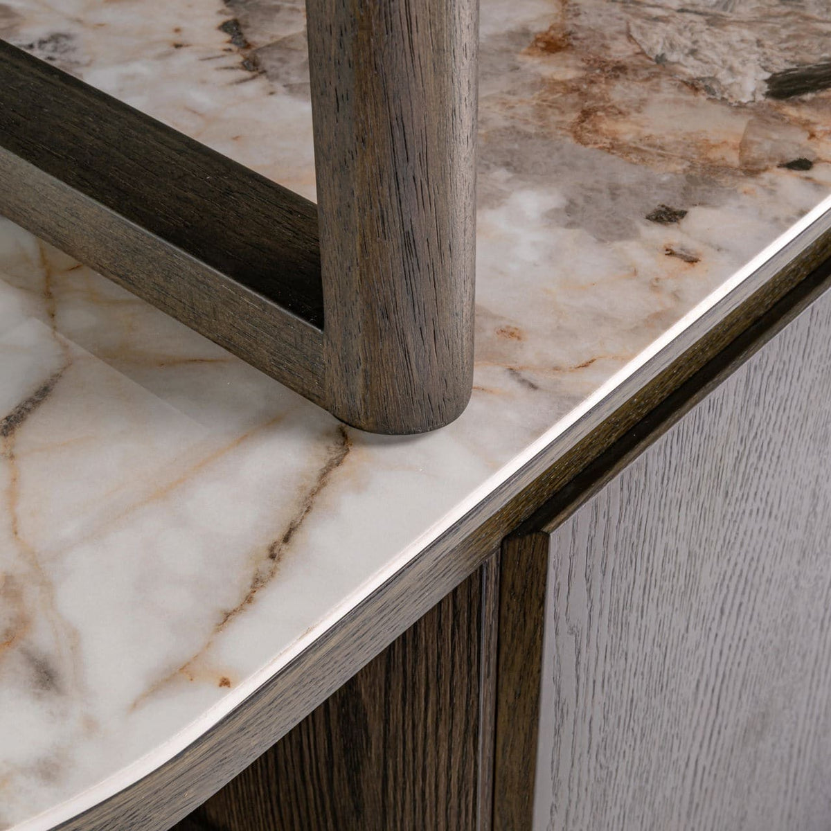 Detail van de Langford wandkast in bruin met marmeren blad.