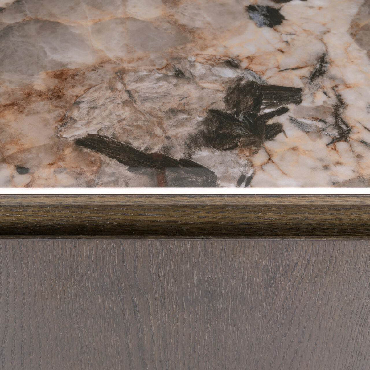 Detail van de Langford wandkast in bruin met marmeren blad.