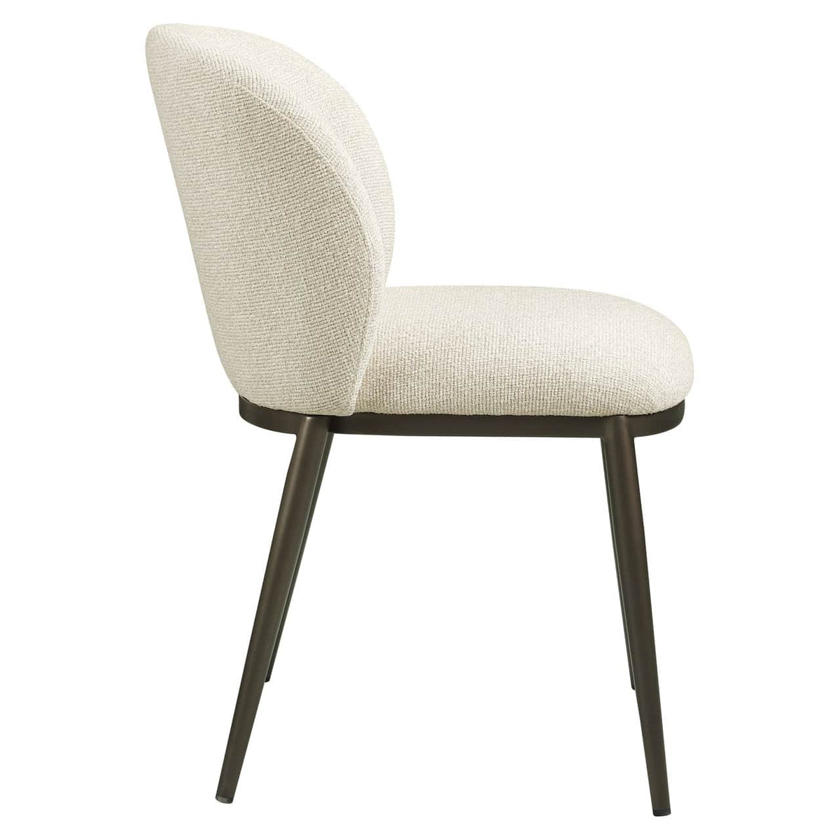 Eetkamerstoel Gandy biscotti met comfortabele bekleding en houten poten.