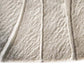 Dichtbij opname van het beige vloerkleed Sverre met textuur en patroon.