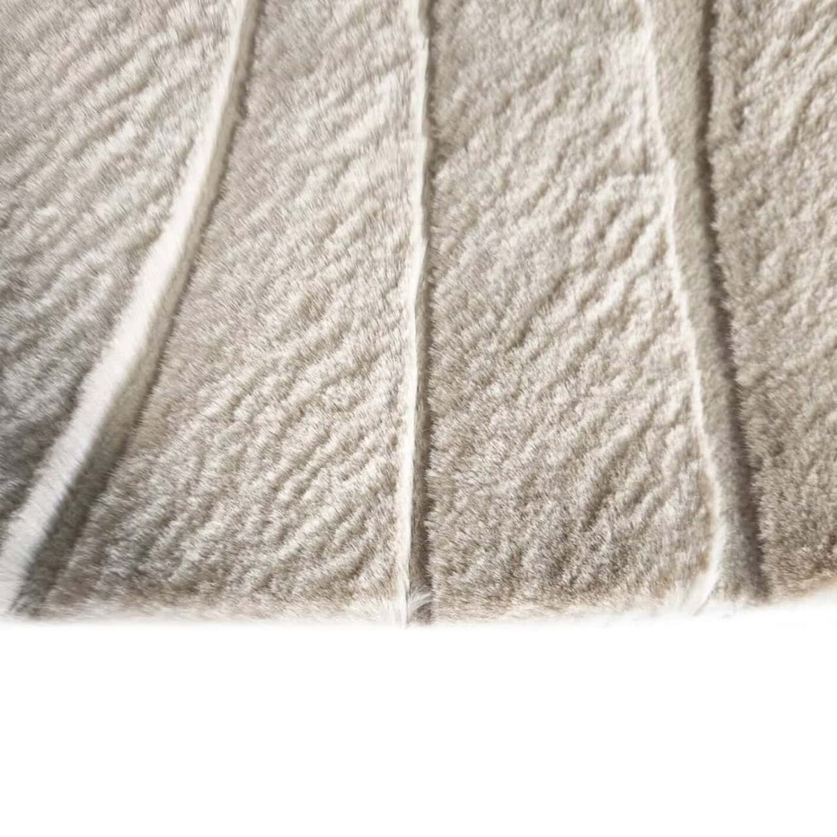 Dichtbij opname van het beige vloerkleed Sverre met textuur en patroon.