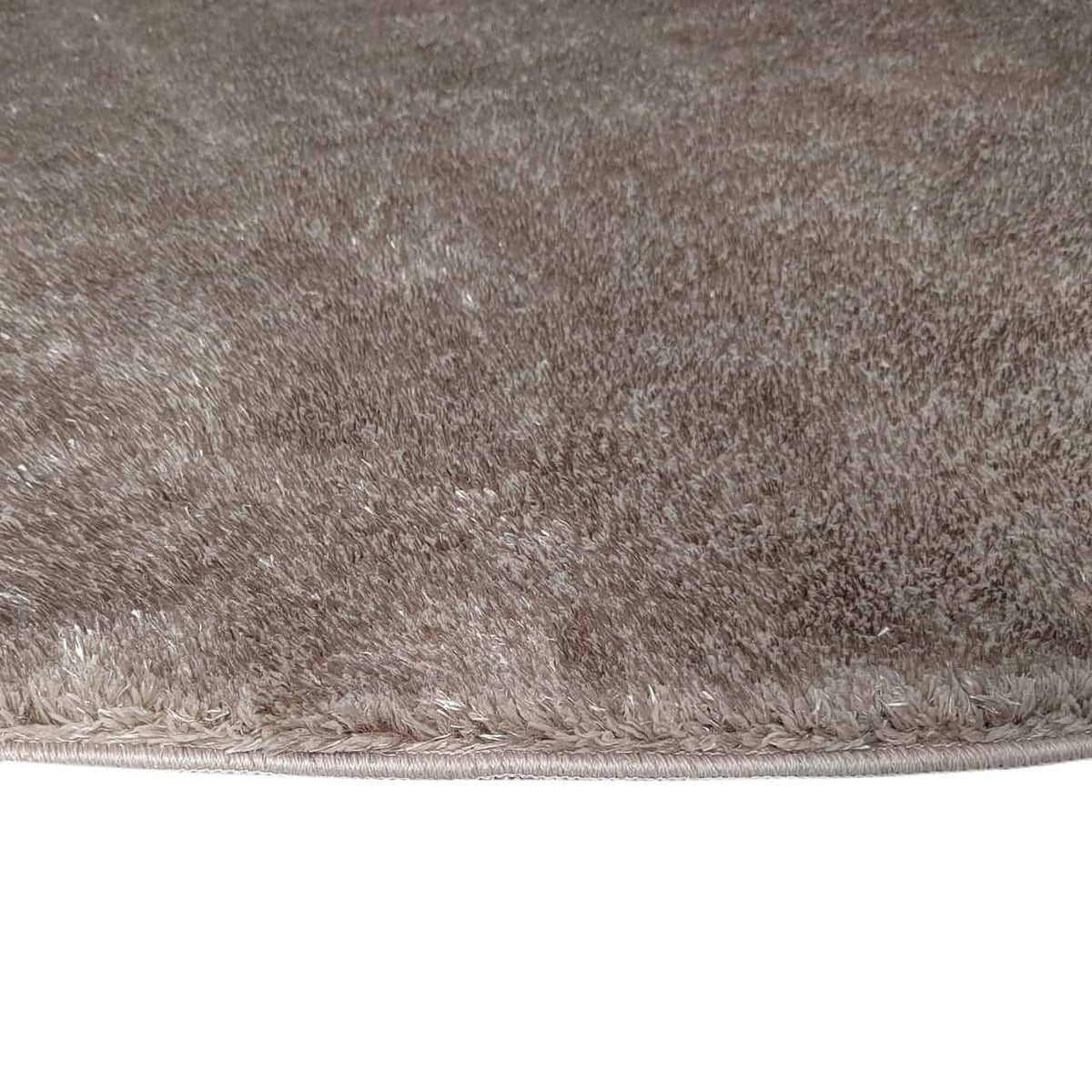 Luxe bruin vloerkleed met zachte textuur en glans.