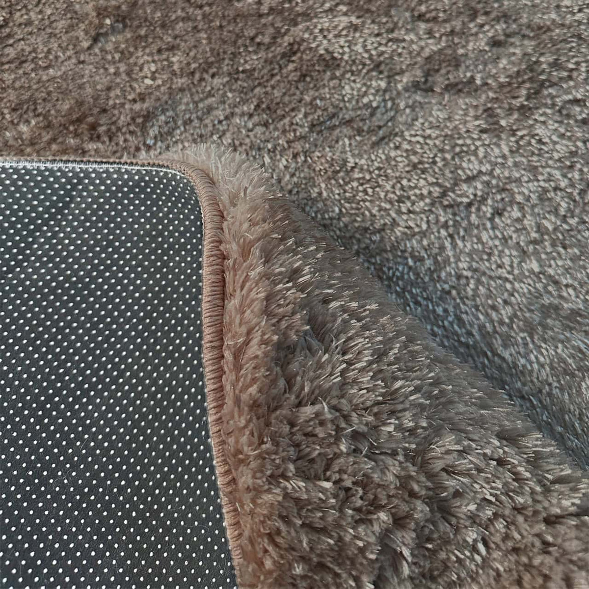 Close-up van de zachte, bruine pebble vloerkleed van Richmond Interiors.