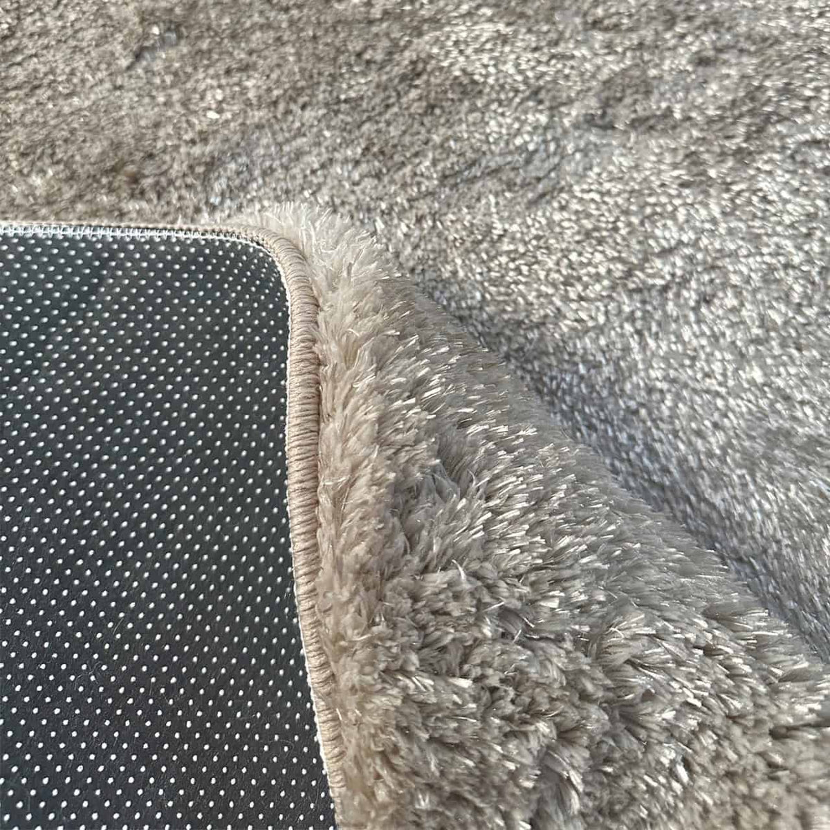 Luxe beige vloerkleed Mats met zachte textuur en modern design.