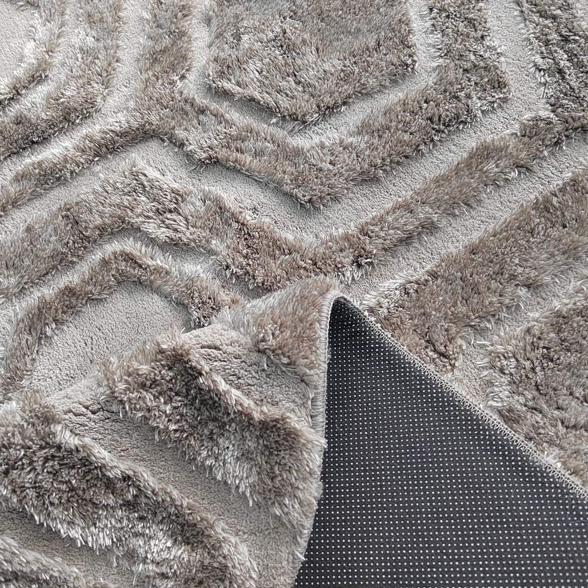 Luxe bruin vloerkleed Odin 200x290 met zachte textuur en modern patroon.