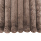 Taupe pluche stof voor luxe interieurdecoratie.