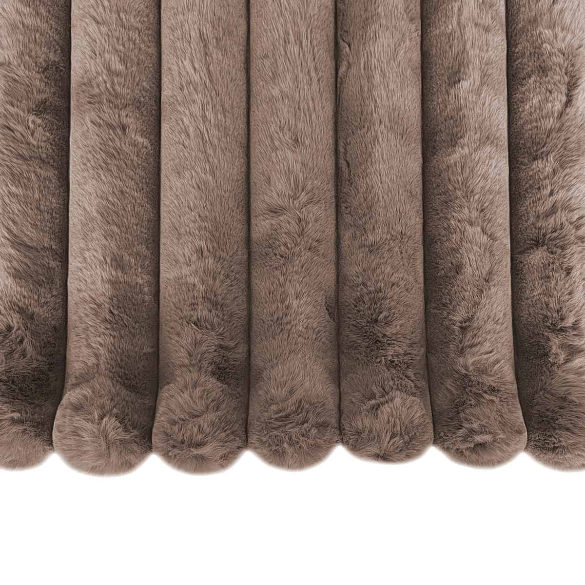 Taupe pluche stof voor luxe interieurdecoratie.