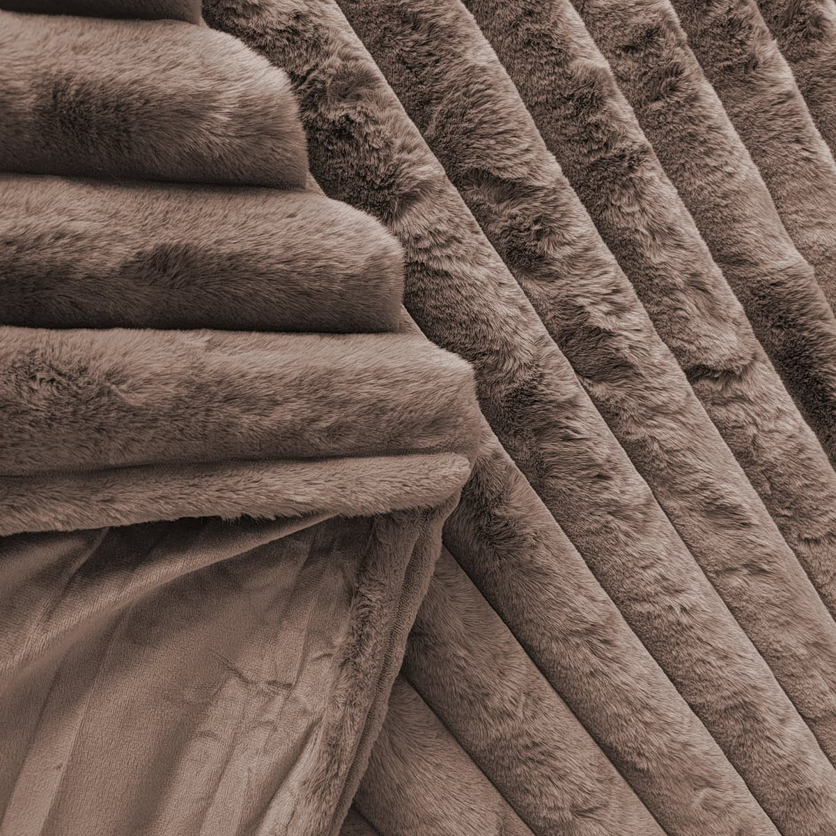 Luxueus taupe flanel plaid stof voor interieurdecoratie.