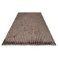 Taupe gekleurde plaid met ribbelstructuur voor interieurdecoratie.