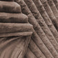 Luxueus taupe fluweelachtig meubelstof met ruitpatroon.