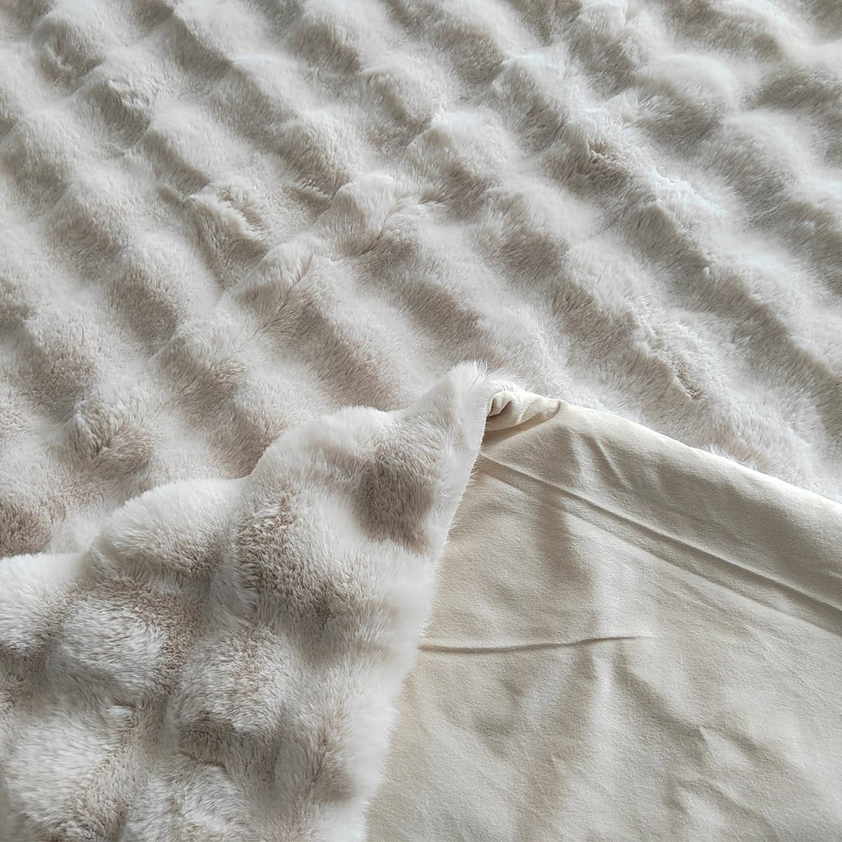 Zacht en knus plaid in cream kleur, perfect voor comfort en warmte.