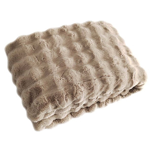 Luxe beige pluche plaid voor een gezellige sfeer.