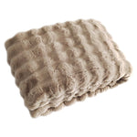 Luxe beige pluche plaid voor interieurdecoratie.