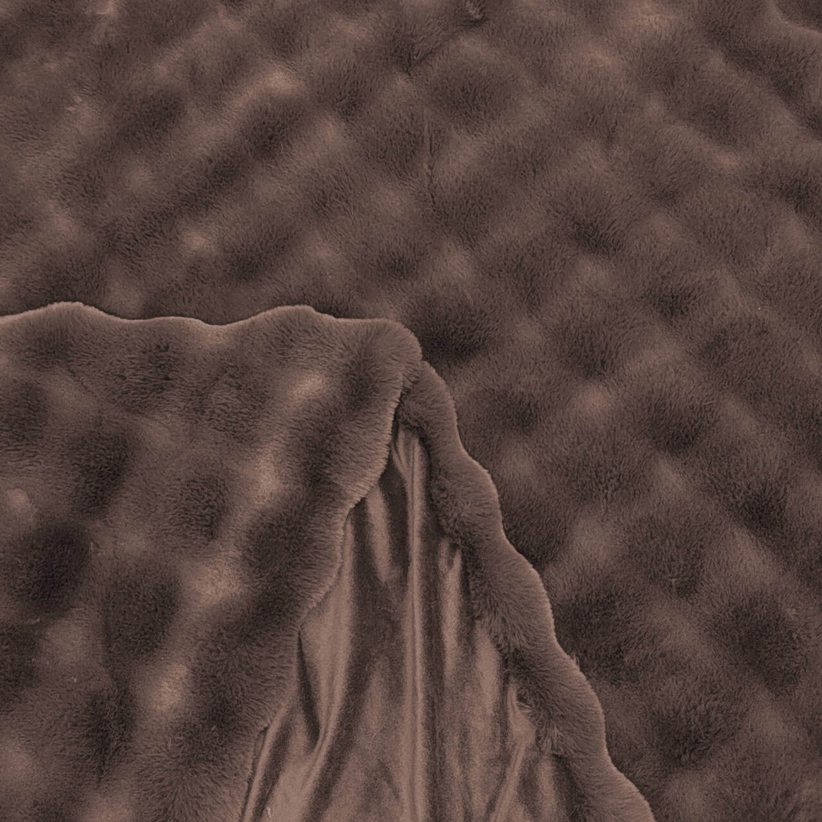 Close-up van de plaid Winter Haze in bruin met ruitpatroon.