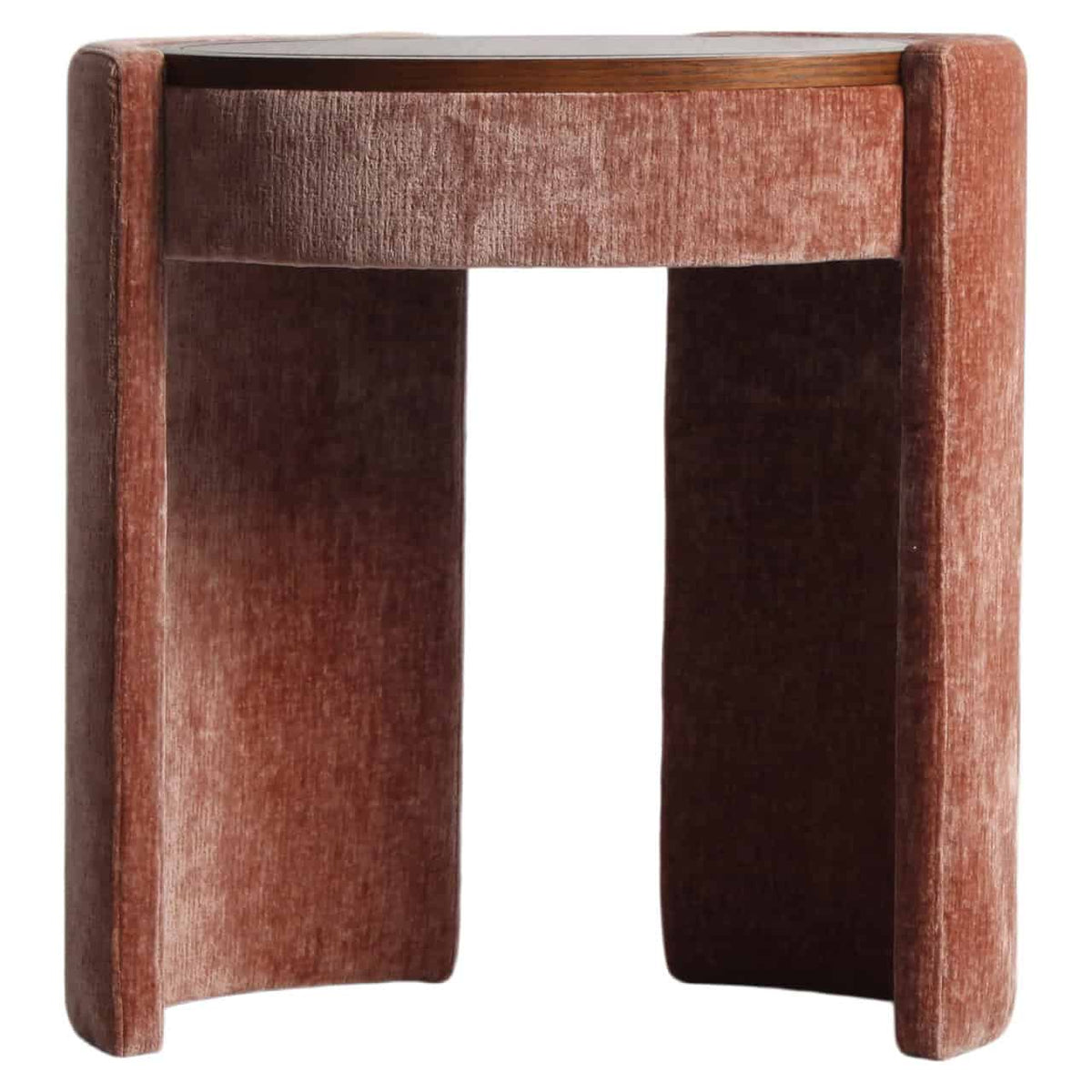 Vintage velvet stoel met houten frame voor elegant interieur.