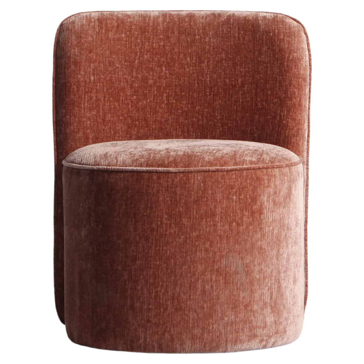 Roze velvet stoel met ronde rug en zachte bekleding.