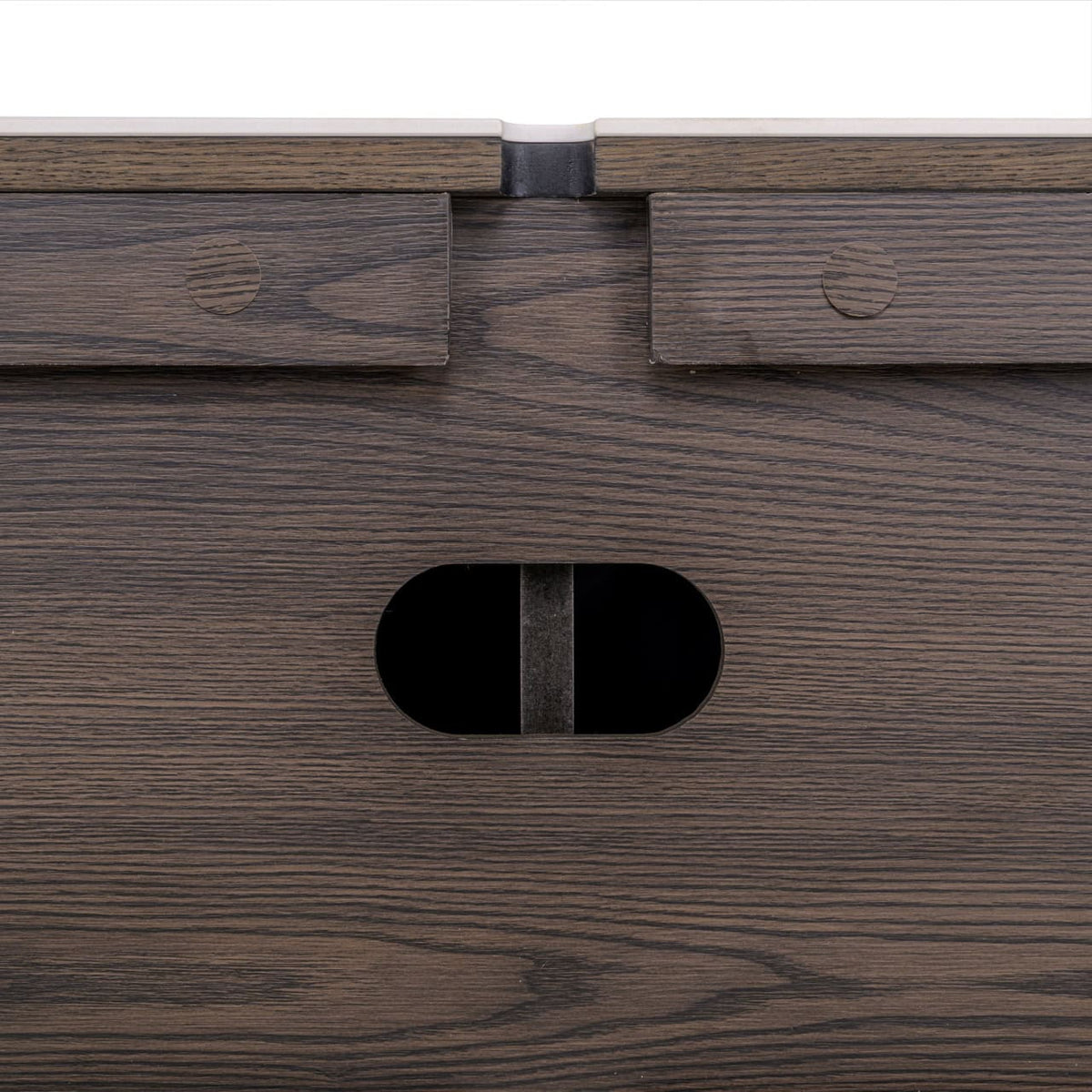 Close-up van het Nando tv-meubel in bruin hout, detail van de lade en opening.