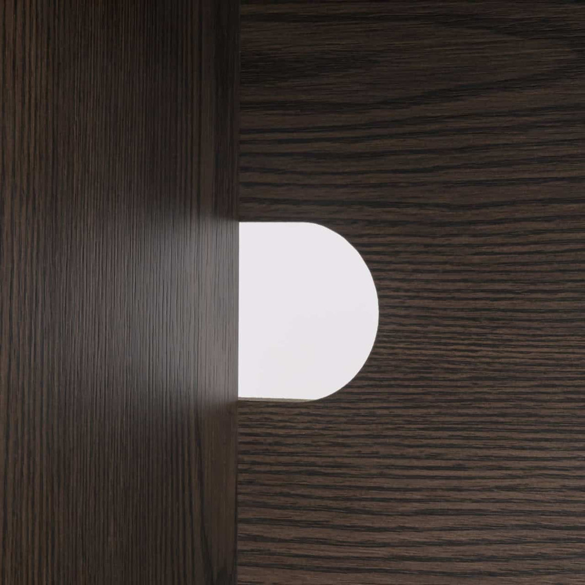 Modern TV-meubel Nando in donker hout met ronde opening.