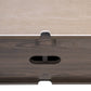 Close-up van het Nando TV-meubel in bruin hout met uitsparingen.