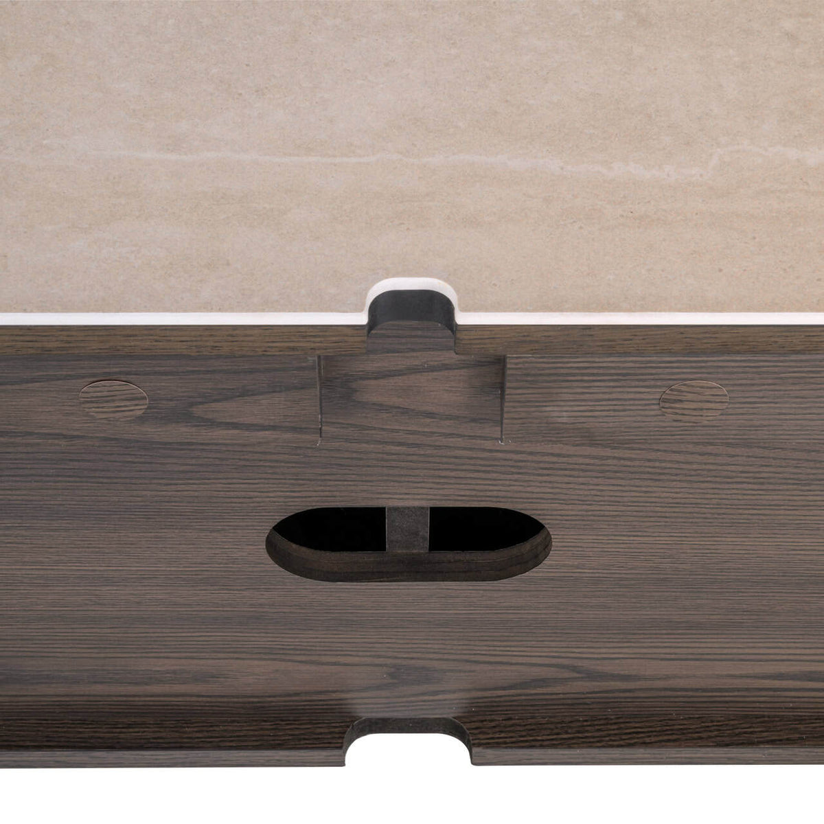 Close-up van het Nando TV-meubel in bruin hout met uitsparingen.