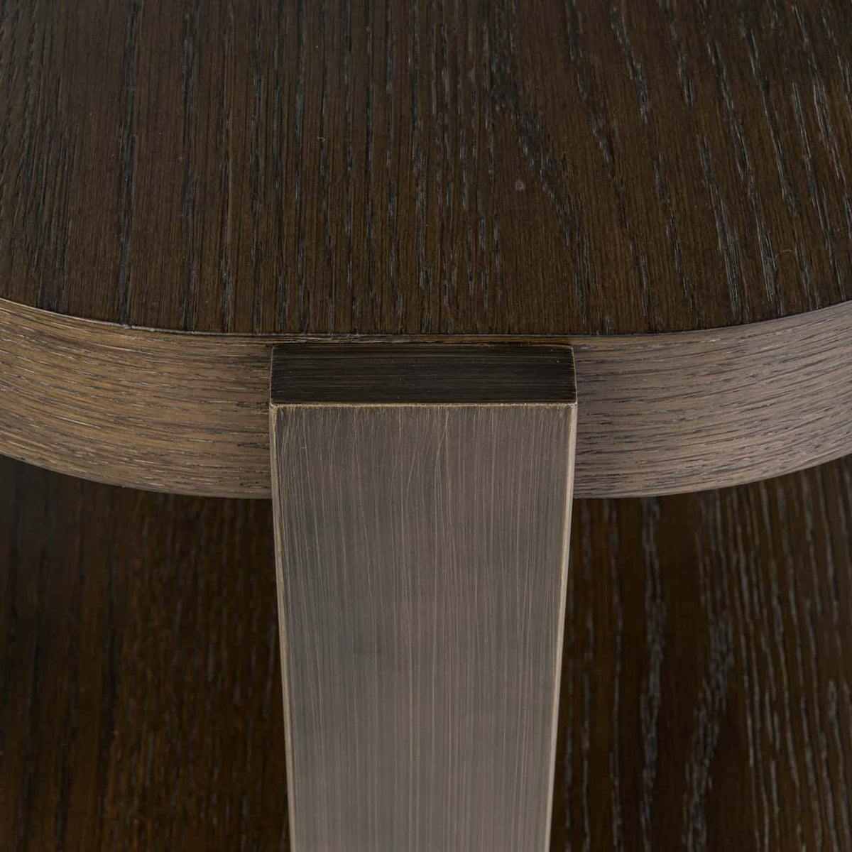 Close-up van de houten console met metalen poot in een interieur.