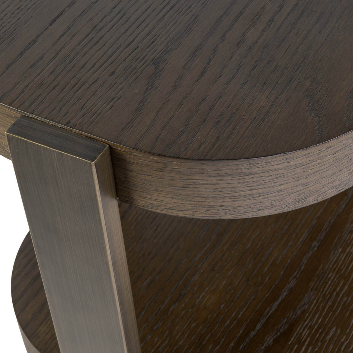Close-up van de bruine console Ellington met metalen details.