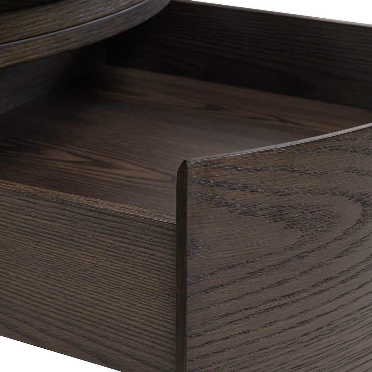 Close-up van de Langford salontafel met lade in donker hout.