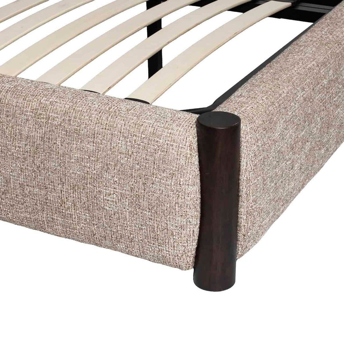 Bed Citadel met zandkleurige tweed bekleding en houten poten.