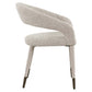 Eetkamerstoel Gia in naturel stof met zwarte poten, modern design.