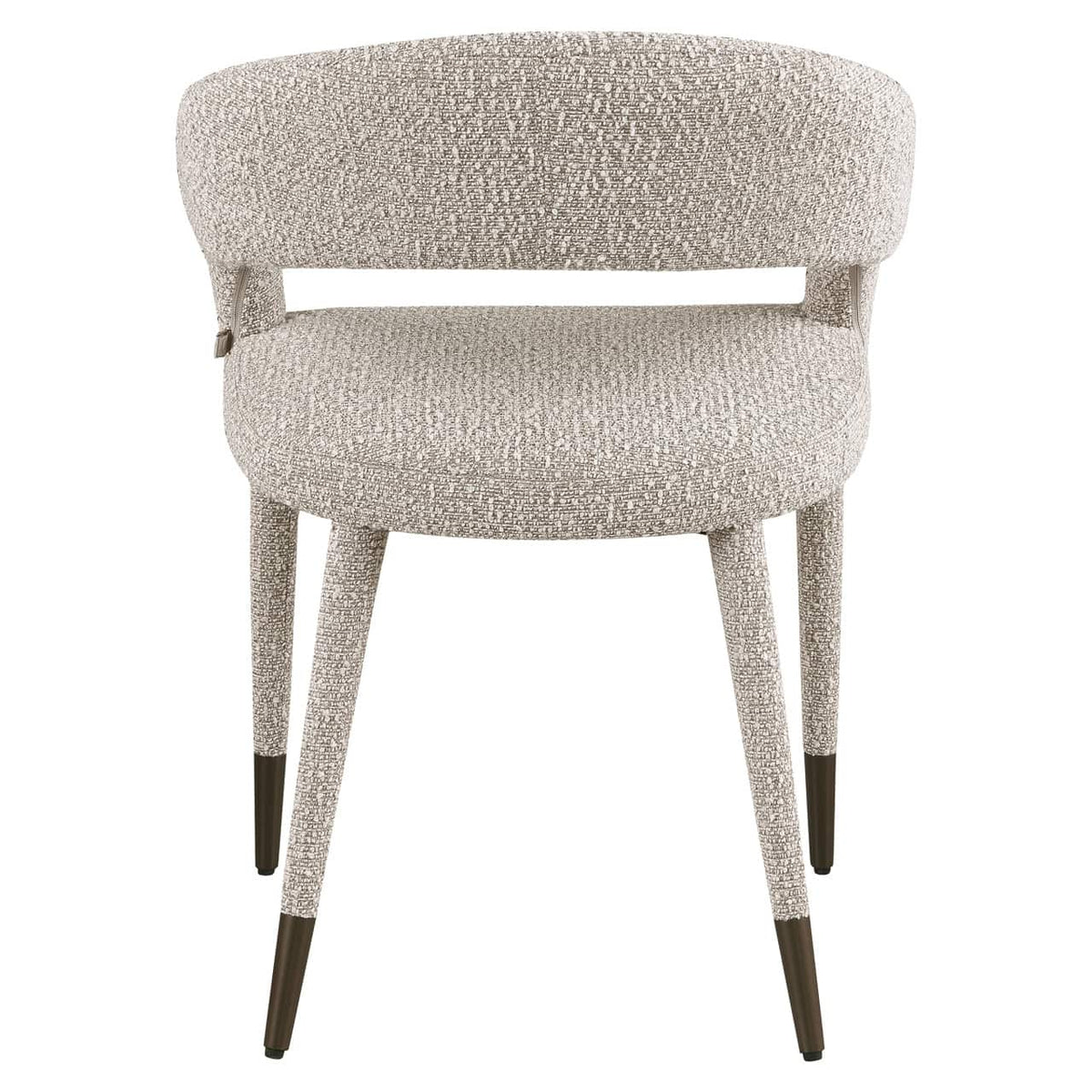 Eetkamerstoel Gia in naturel met houten poten en comfortabele bekleding.