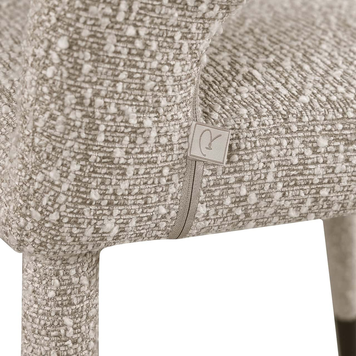 Eetkamerstoel Gia in natuurlijke chunky stof met details.