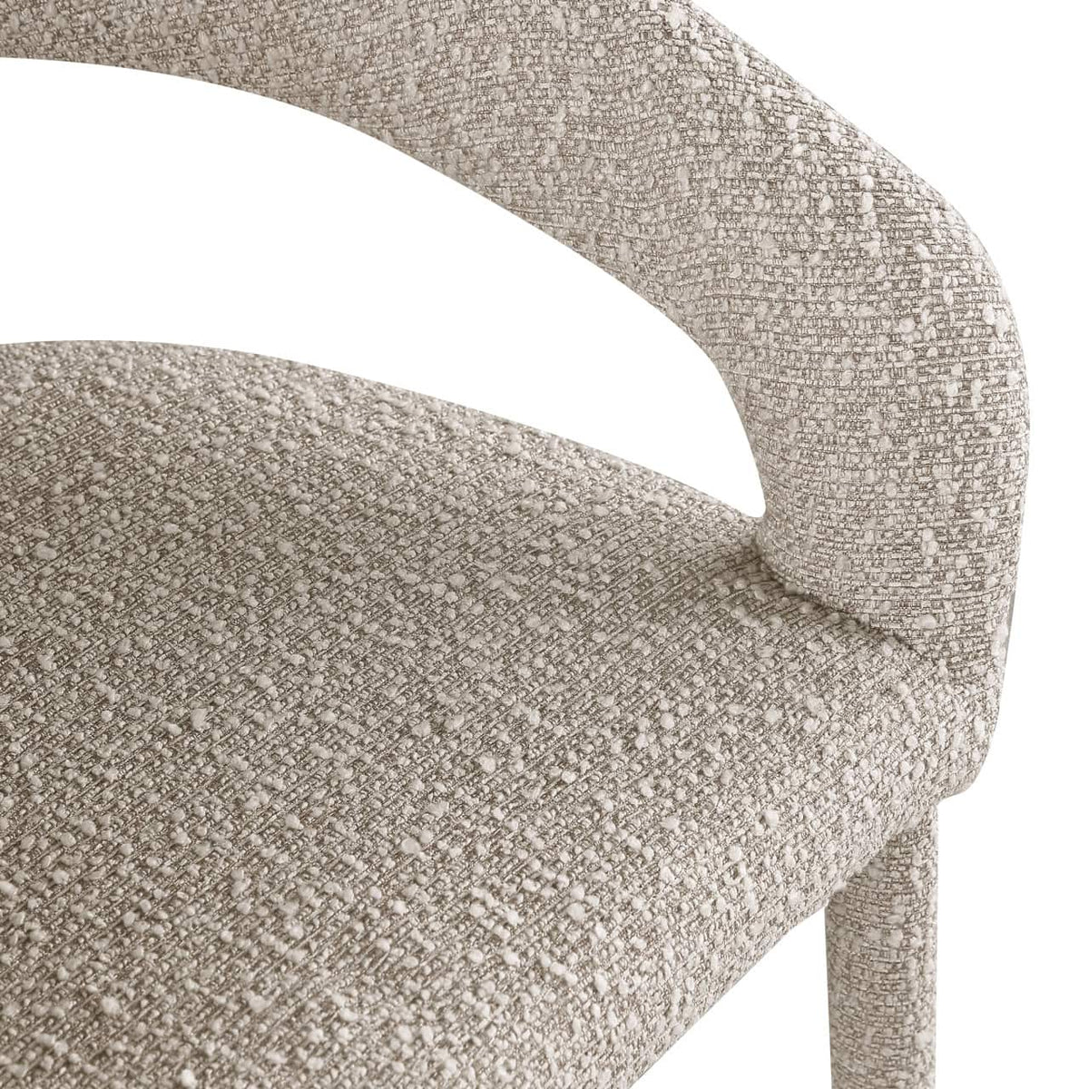 Eetkamerstoel Gia in naturel chunky stof met houten frame.