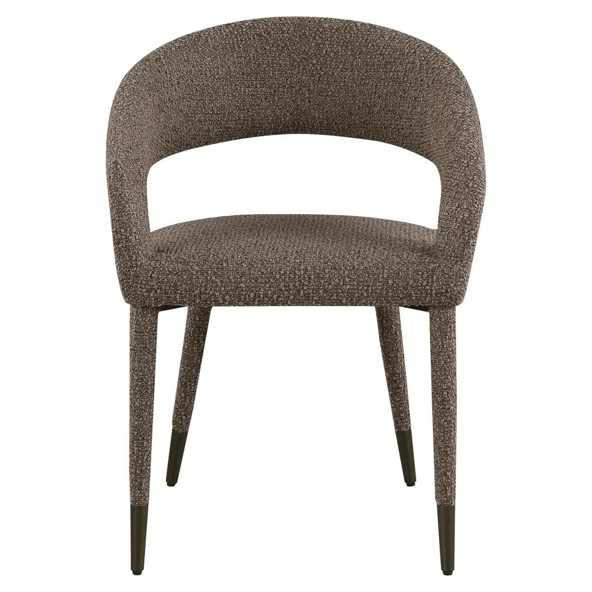 Eetkamerstoel Gia in bruin met ronde rugleuning en houten poten.
