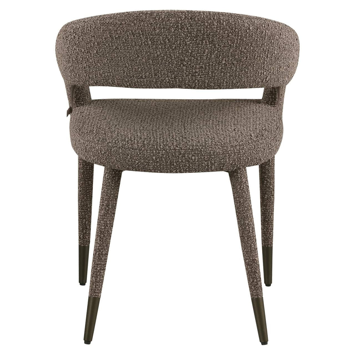 Eetkamerstoel Gia in bruin met ronde rugleuning en houten poten.